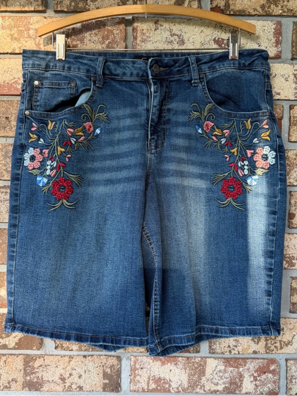 Earl Jeans Denim Shorts Women’s Size 18 Embroidered Beauty!! Excellent Condition